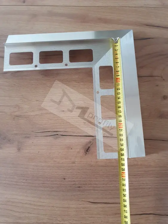 Roh Havos k okapnicvému profilu  40mm vnější hliník přírodní 